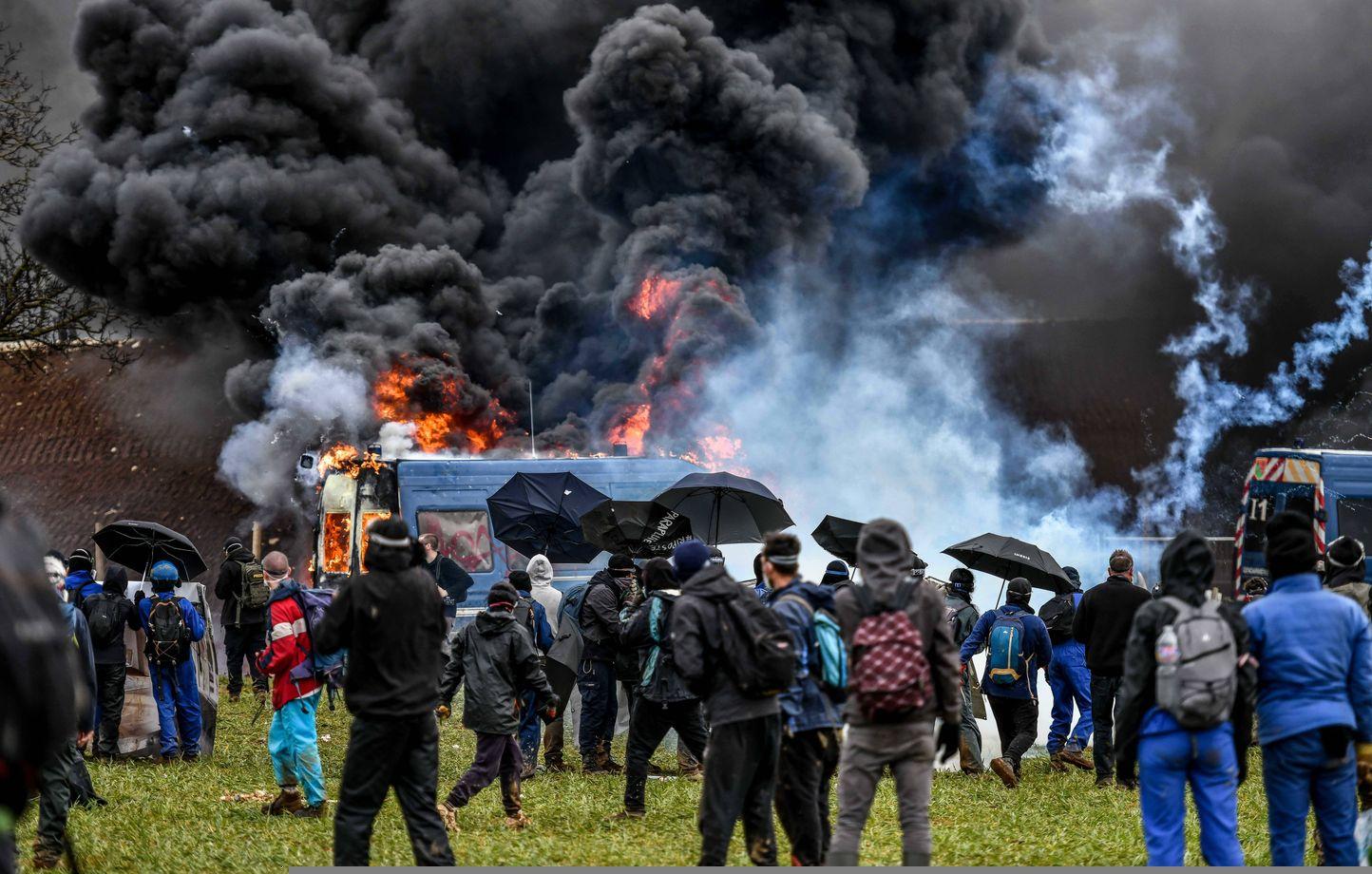 Une manifestation avec des black-bloc et des camions de CRS en feu