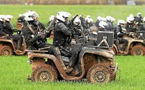 Des policiers sur des quads avec des LBD